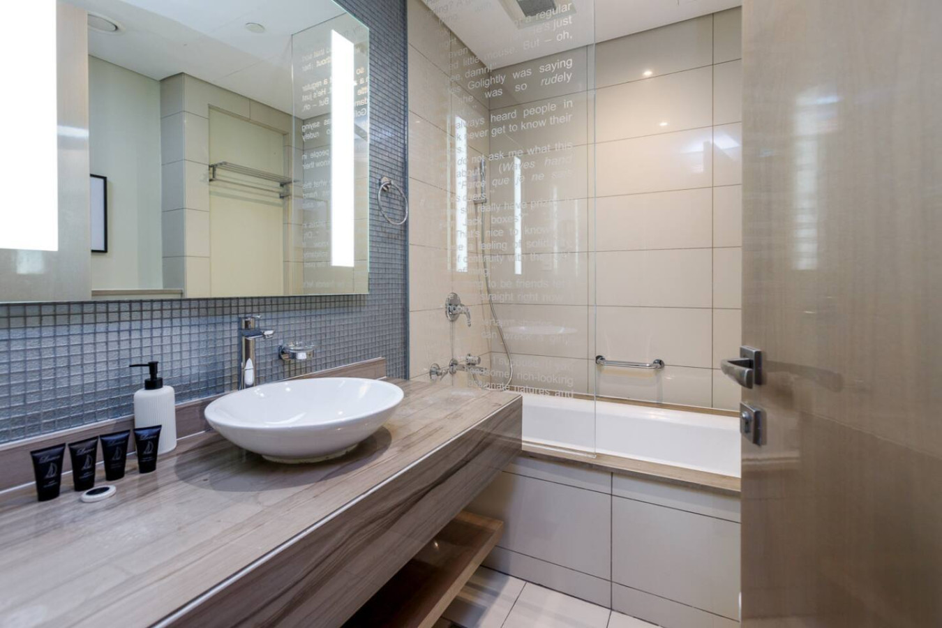 Elegant 2BR, 5 Min to Dubai Mall image 13