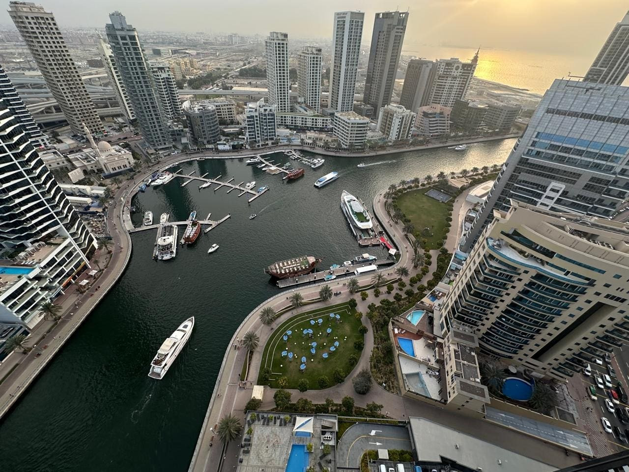 Stylish 1BR in Sparkle Towers Dubai Marina Escape image 6