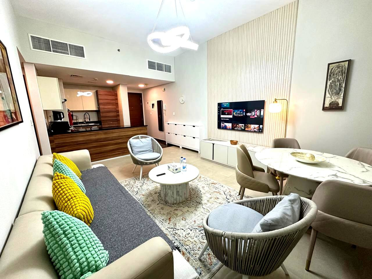 Stylish 1BR in Sparkle Towers Dubai Marina Escape image 3