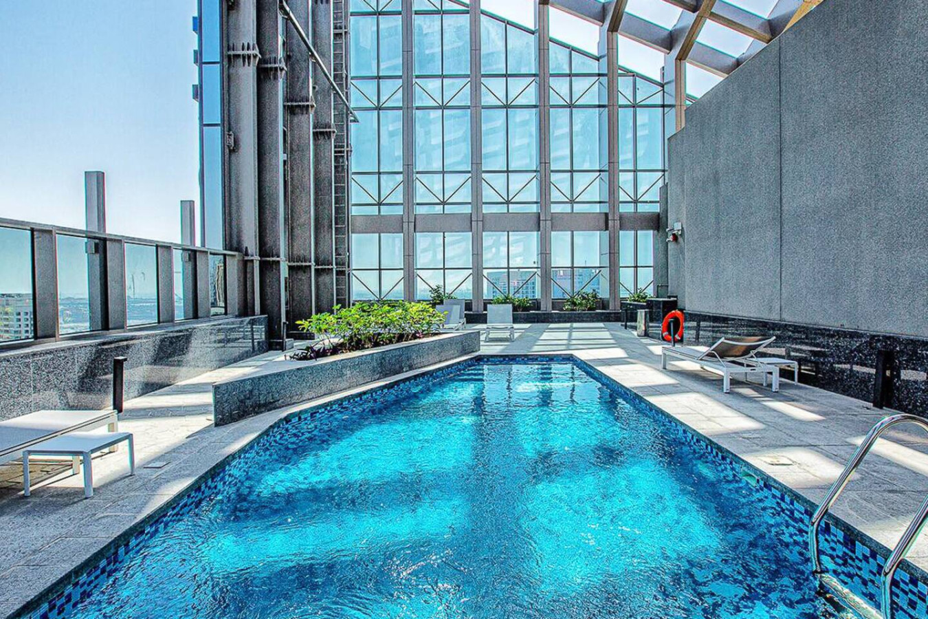 Stylish 1BR in Sparkle Towers Dubai Marina Escape image 2