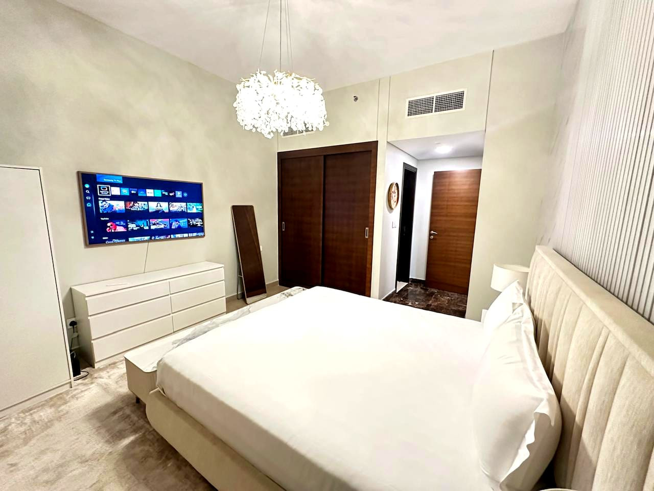 Stylish 1BR in Sparkle Towers Dubai Marina Escape image 28