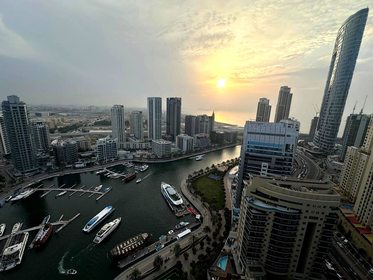 Stylish 1BR in Sparkle Towers Dubai Marina Escape