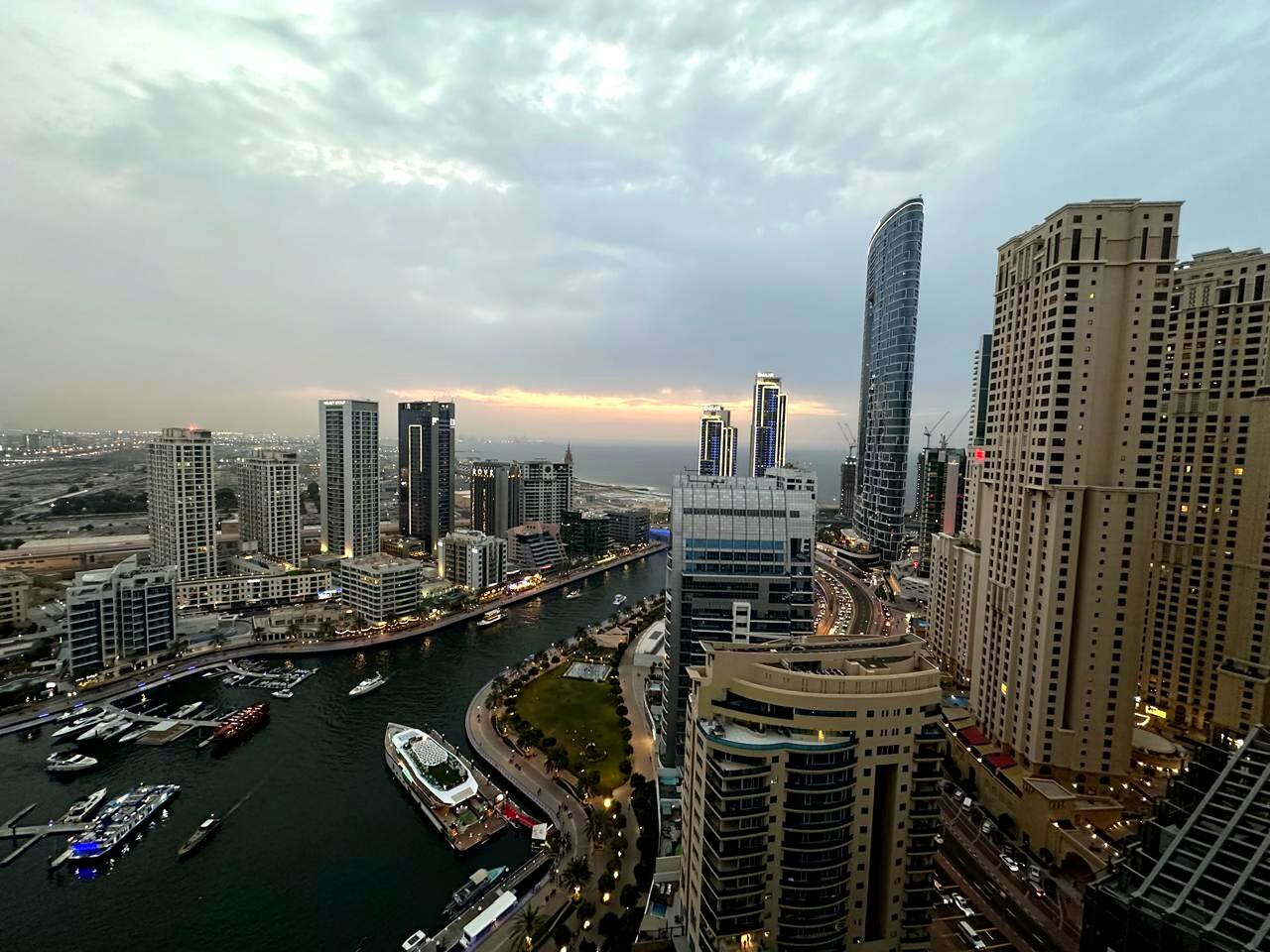 Stylish 1BR in Sparkle Towers Dubai Marina Escape image 9