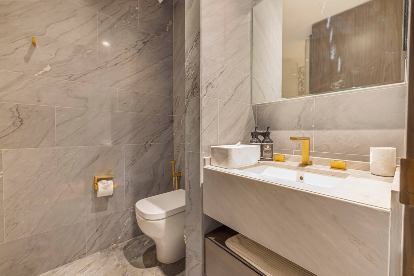 Luxury 3BR | FIVE Palm Beach Access image 14