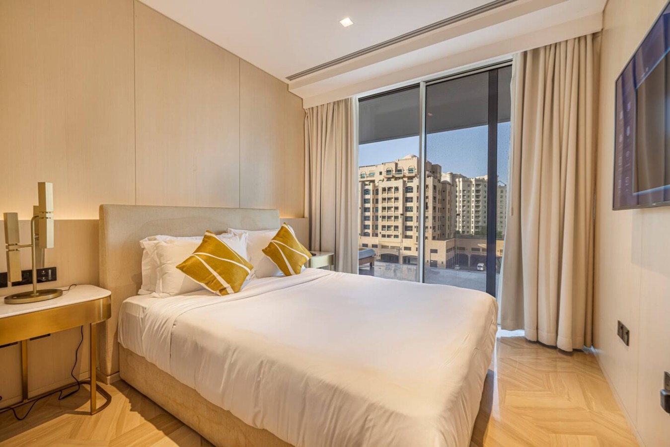 Luxury 3BR | FIVE Palm Beach Access image 16