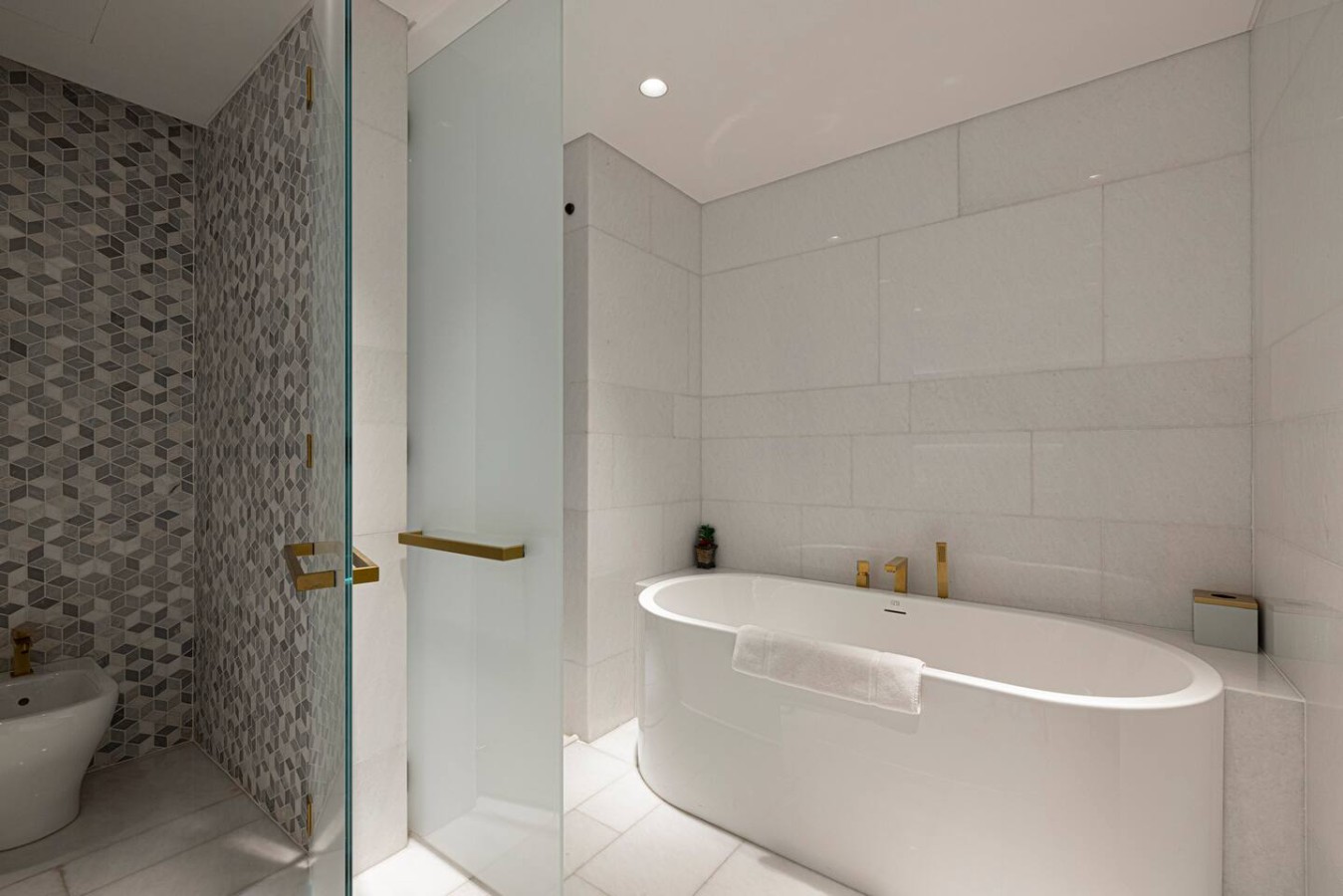 Luxury Large 1BR | FIVE Palm Beach Access image 13