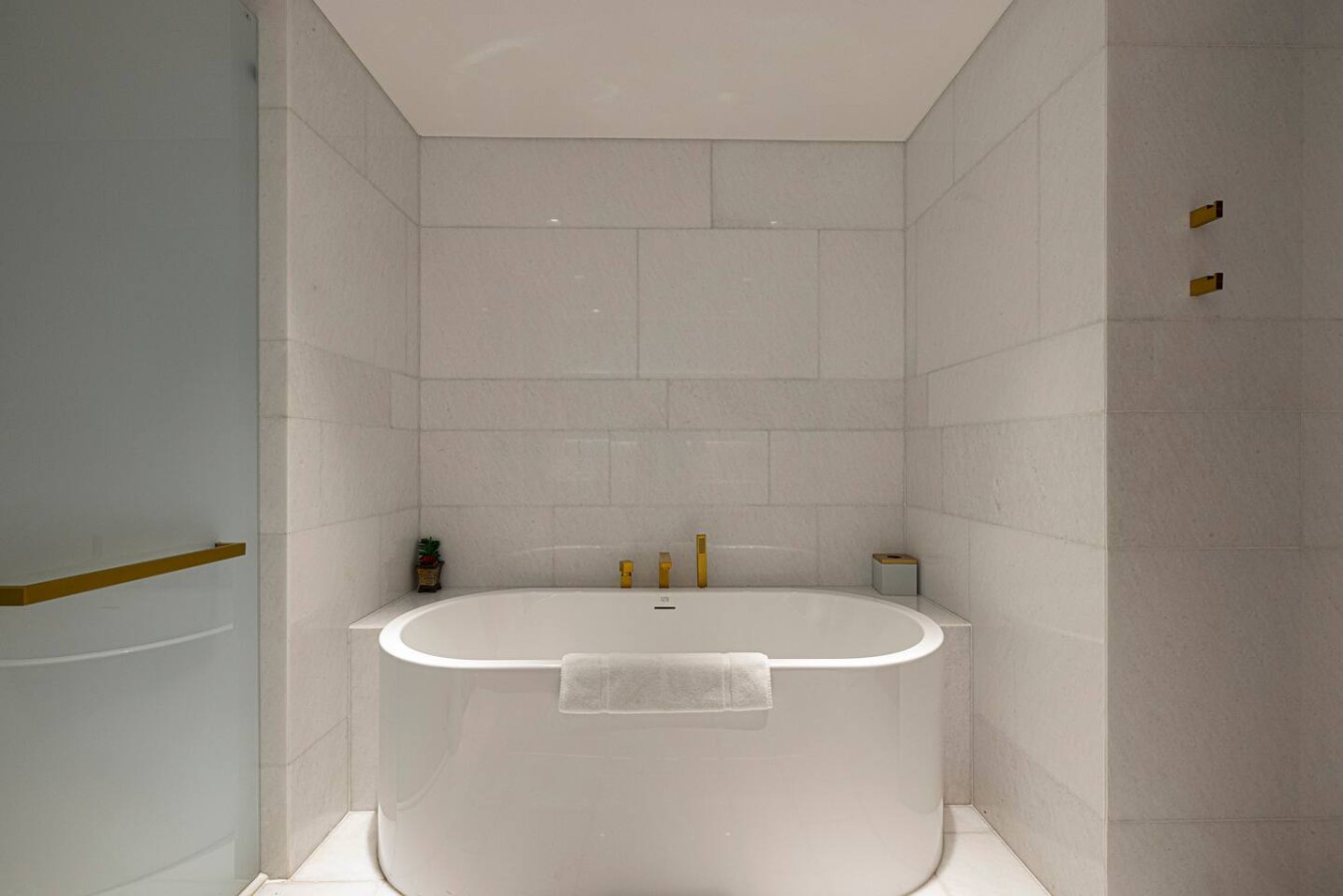 Luxury Large 1BR | FIVE Palm Beach Access image 10