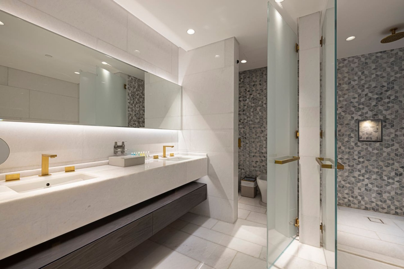 Luxury Large 1BR | FIVE Palm Beach Access image 11