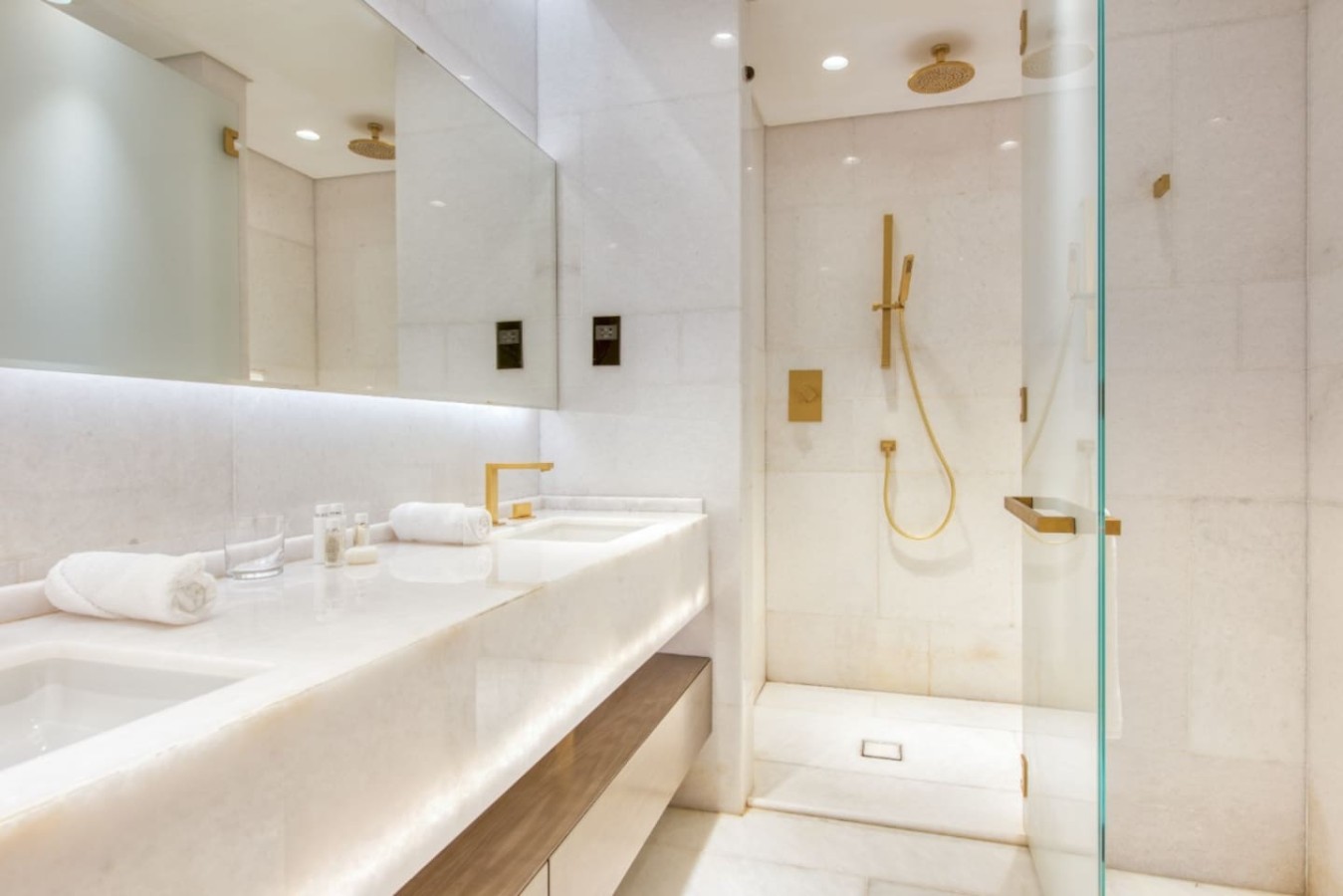 Elegant 1BR at FIVE Palm | Burj Al Arab View image 12