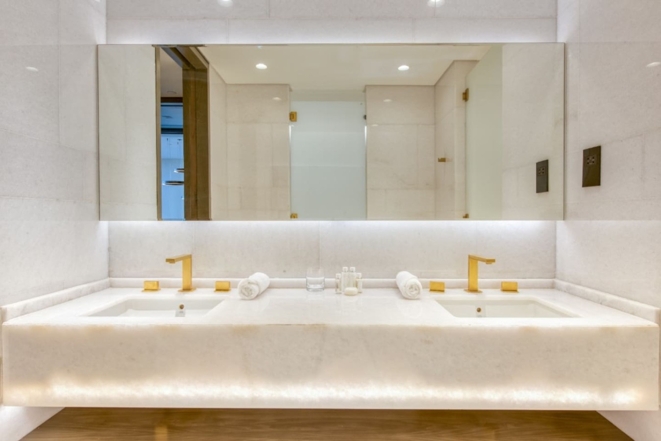Elegant 1BR at FIVE Palm | Burj Al Arab View image 14