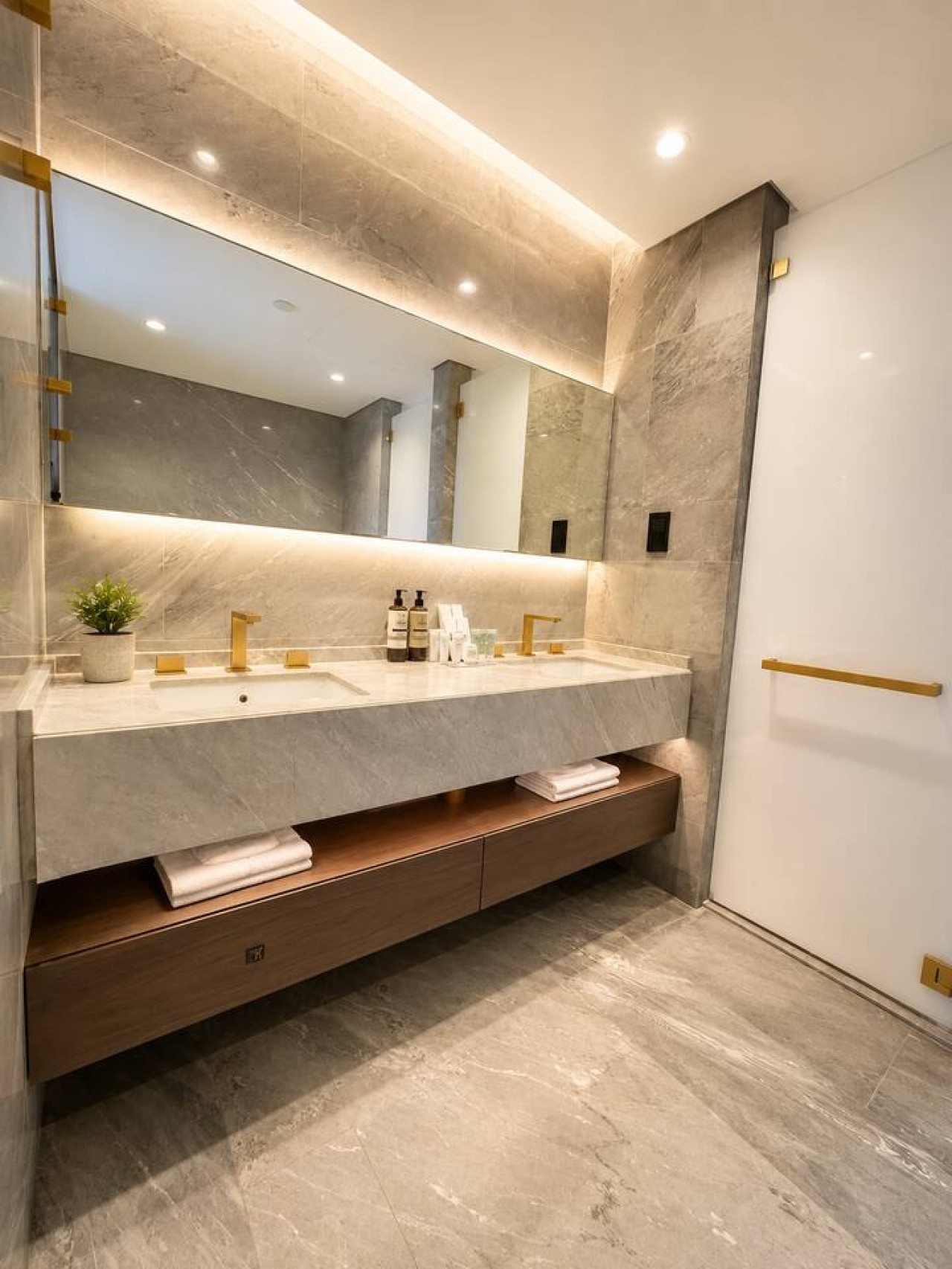 Luxury 2BR at FIVE Palm with Garden View image 8