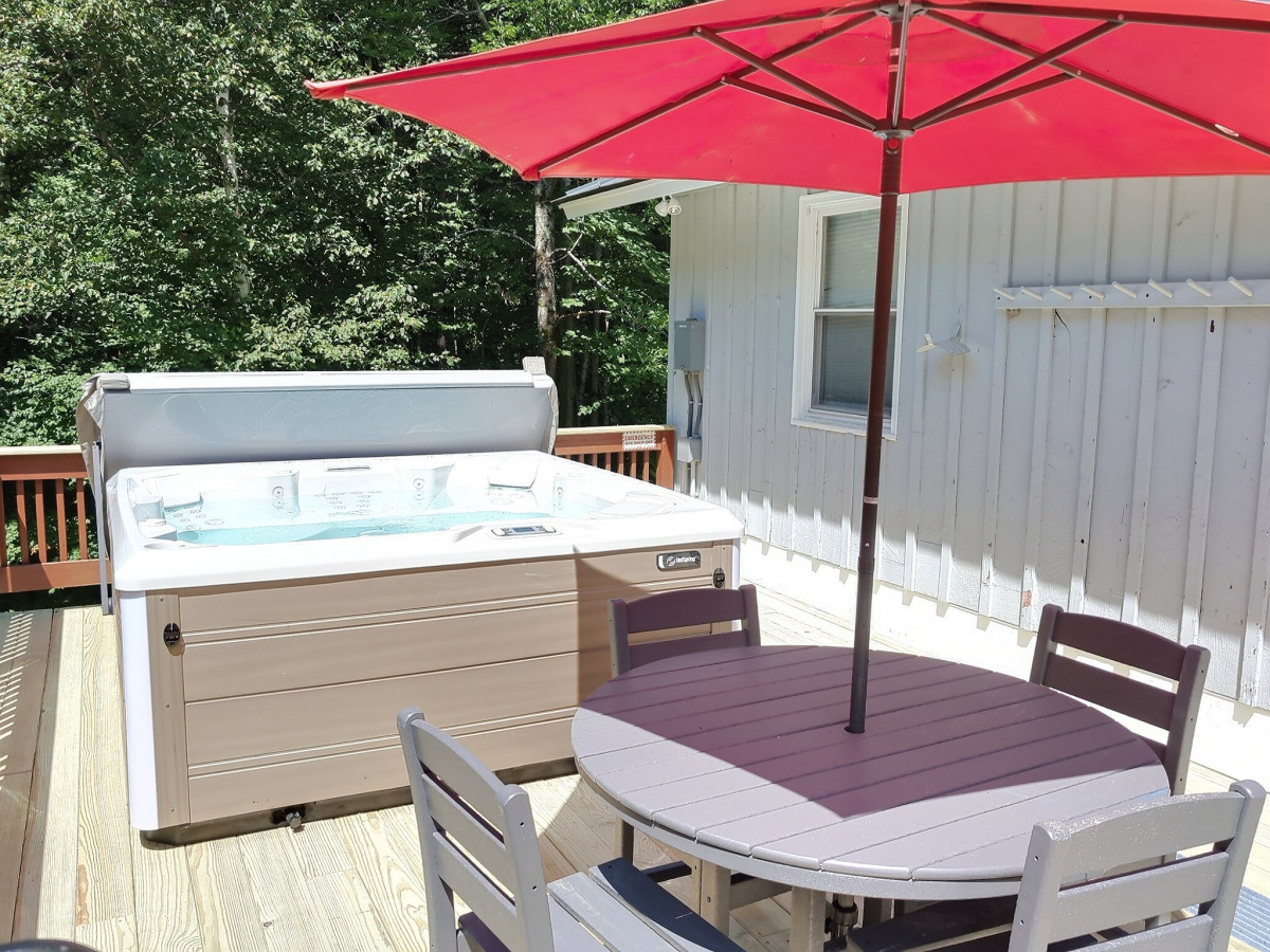 DoubleDen Upper- AC, Fire Pit, Hot tub 3