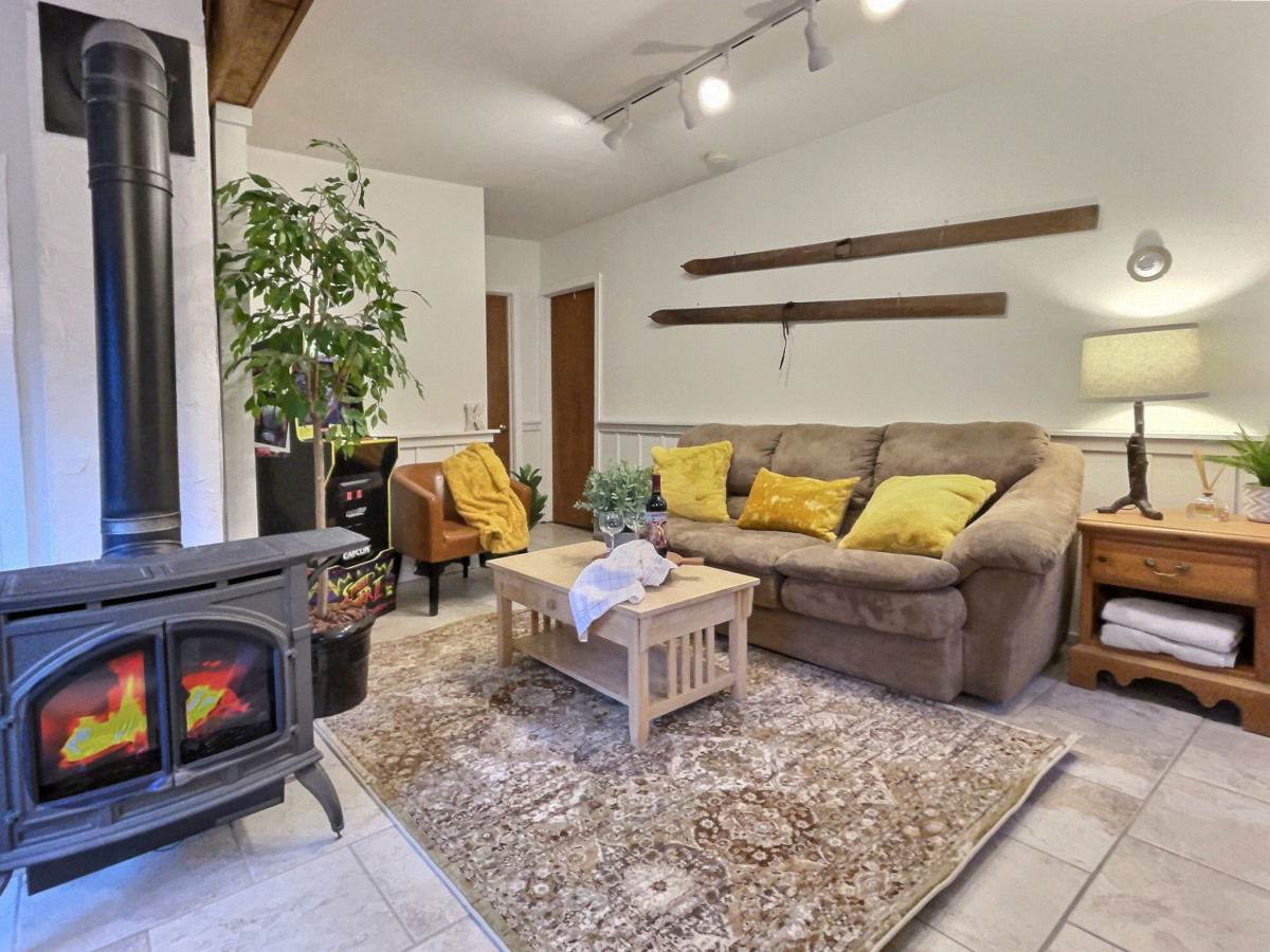 HappyCub- AC, Hot Tub, Fire Pit, Game Room!