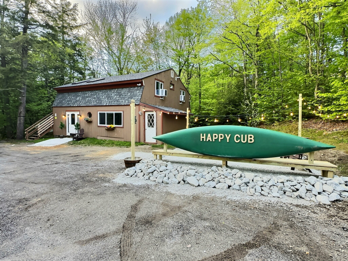 HappyCub- AC, Hot Tub, Fire Pit, Game Room! 2