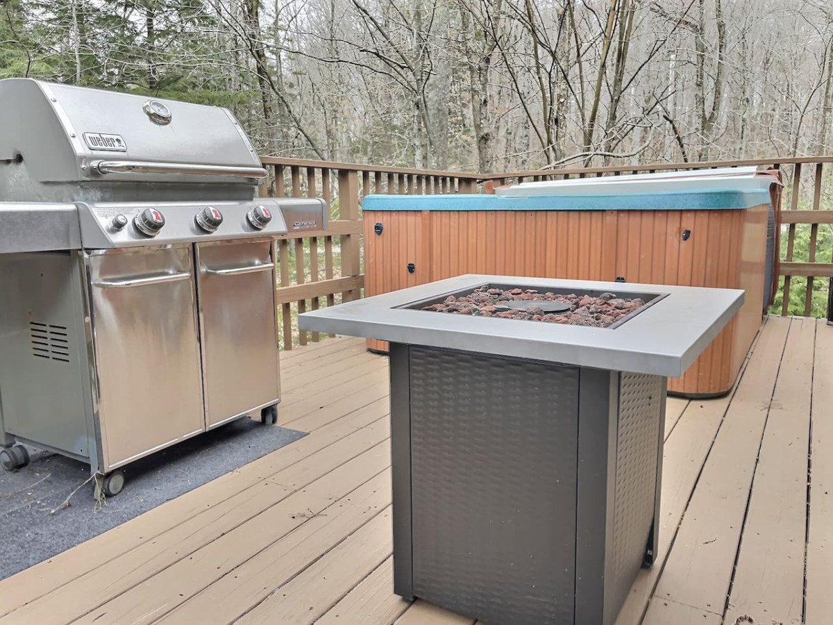 HappyCub- AC, Hot Tub, Fire Pit, Game Room! 3