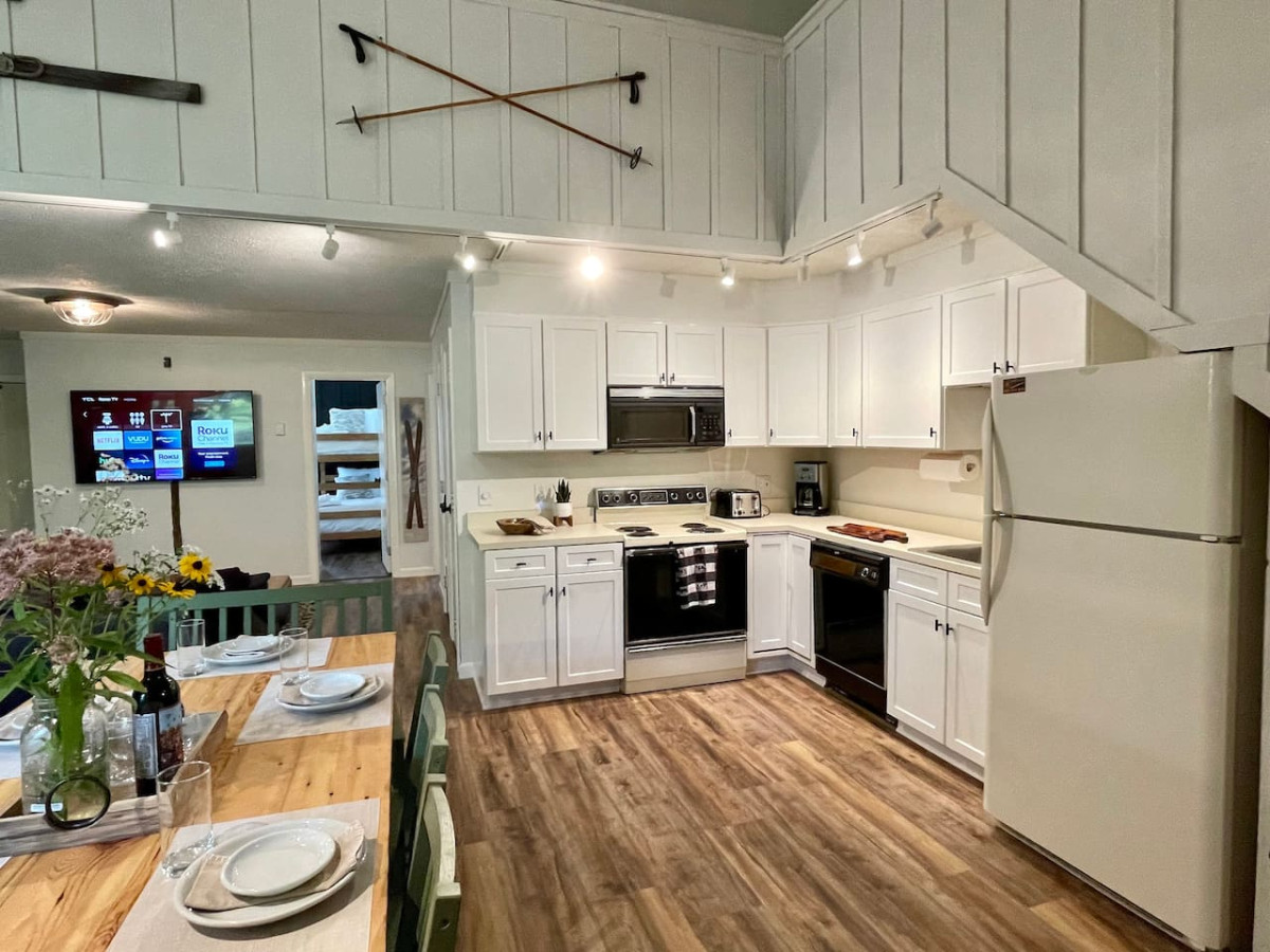 TreeTops- AC, Pool, Tennis, Close to Resort/Biking 4