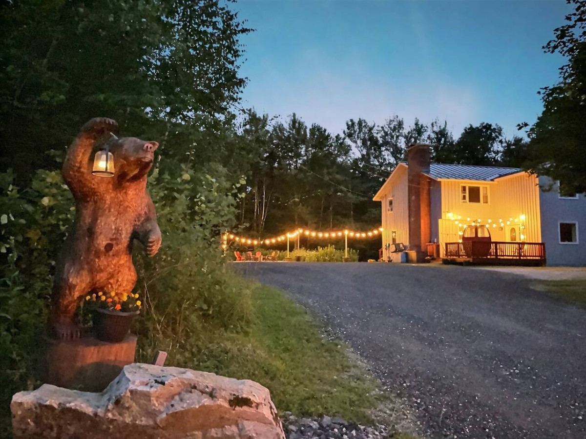 DoubleDen- AC, Hot Tub, Fire pit, Grill, Game Room