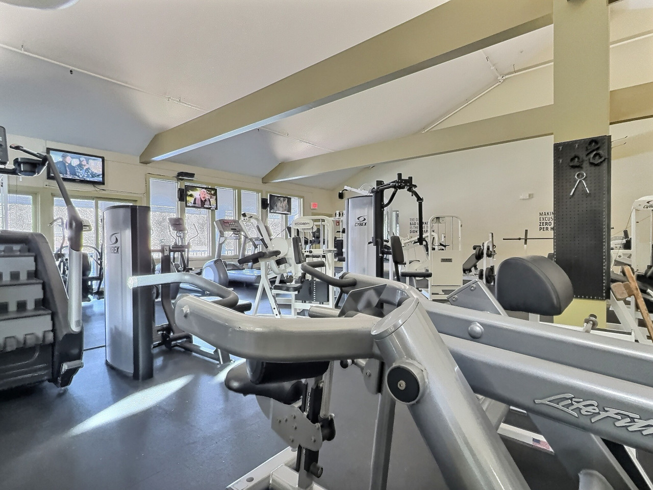 CubsCorner - Pool, Sauna, Gym, Close to Mountain! 4