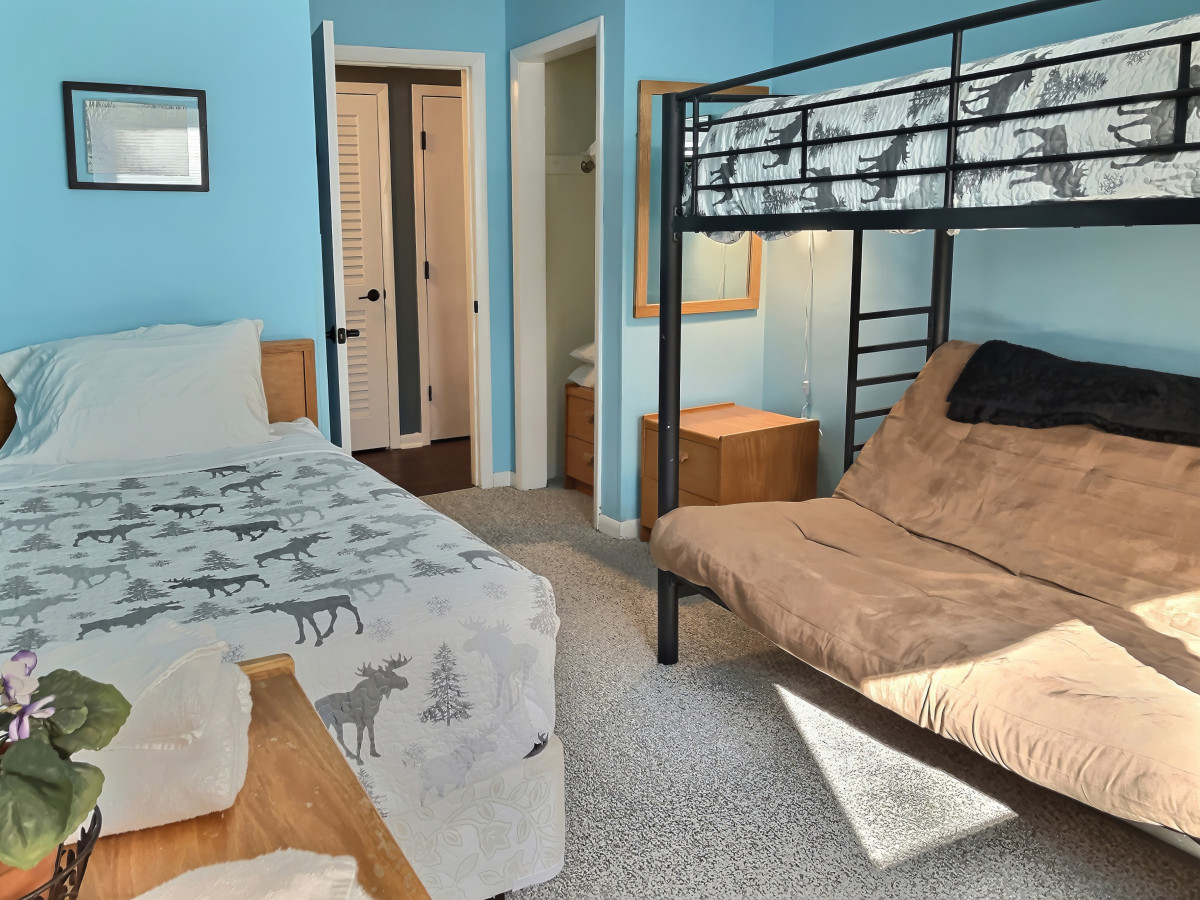 Moose Tracks Lodge - Pool, Hot Tub, Golf, Sauna 4