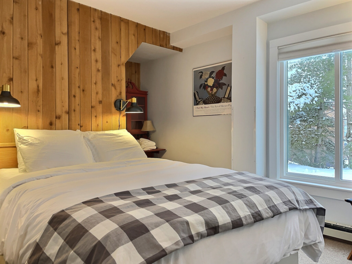 Queen Bedroom - Where comfort meets convenience: Your royal retreat complete with reading lights, USB chargers, and a window to dreamland.