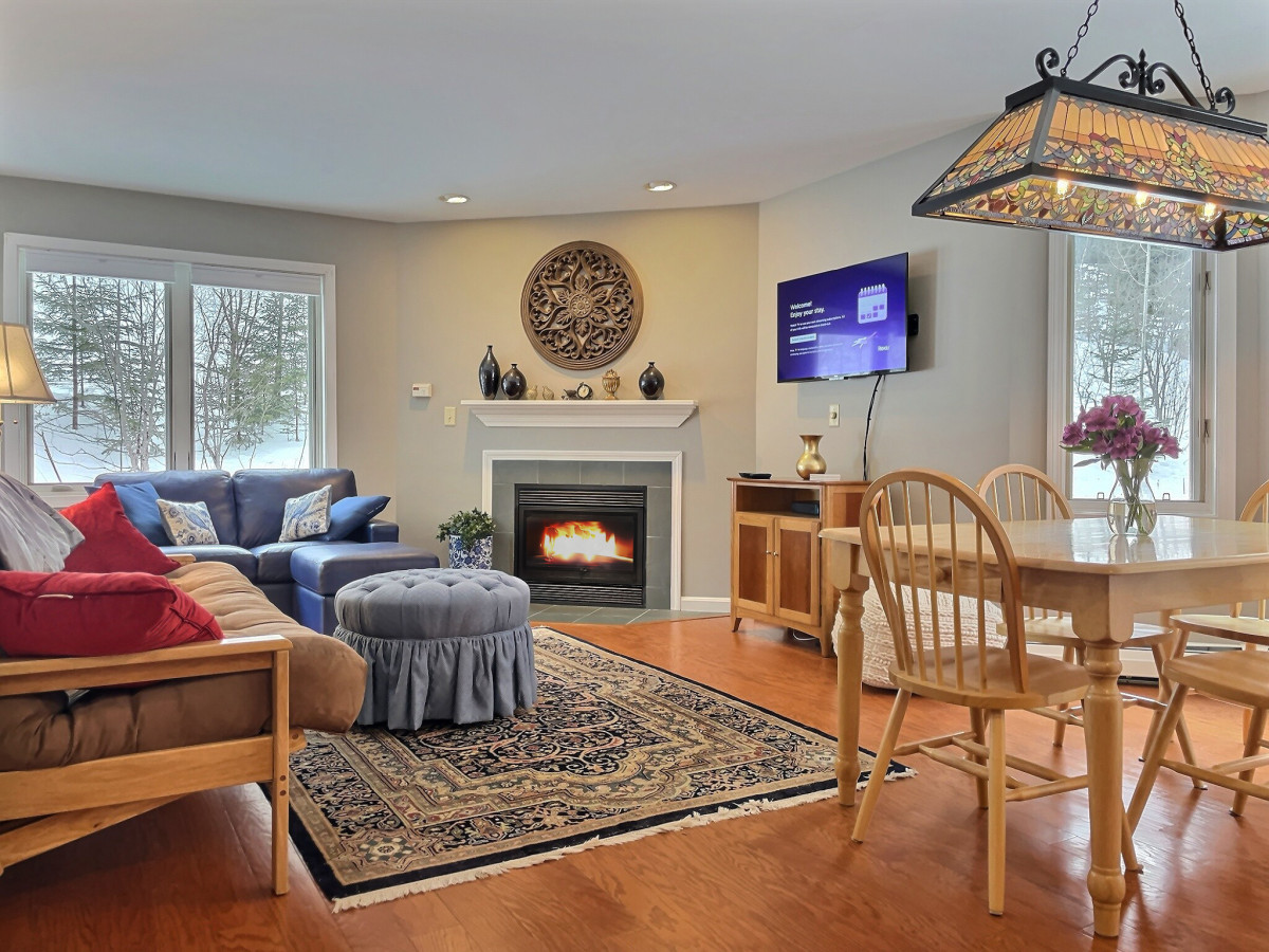 SnowDen- Pool, Gym, Hiking, Fireplace!