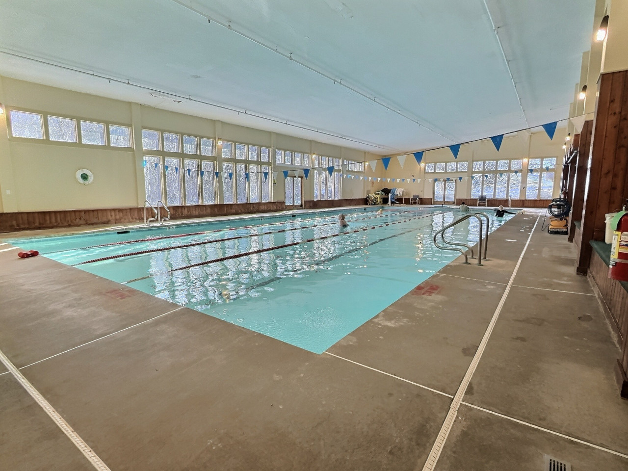 SnowDen- Pool, Gym, Hiking, Fireplace! 2