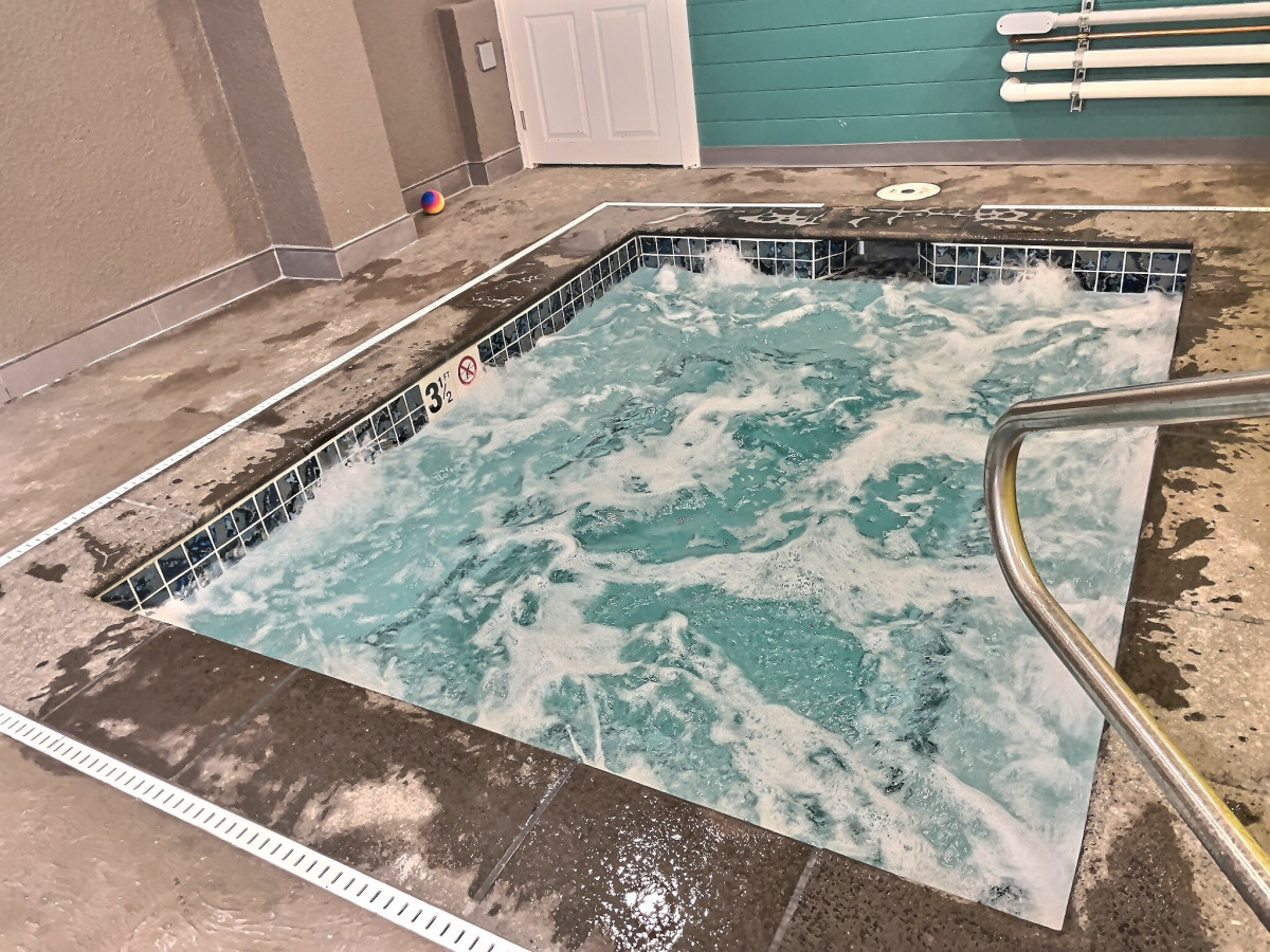 Indoor jacuzzi included in amenities.