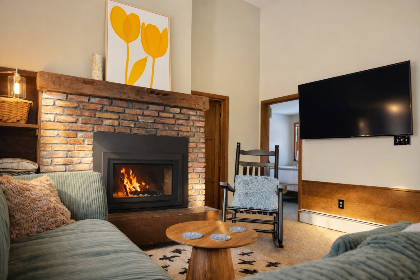 SunDowner- Hot tub, Fireplace, Near Bike Park! 2