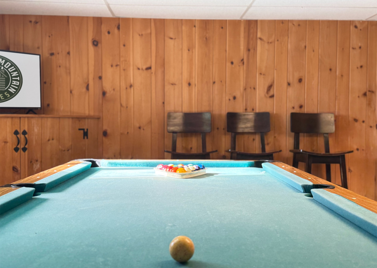 Big Bear Chalet- Hot tub, pool table, near resort! 2