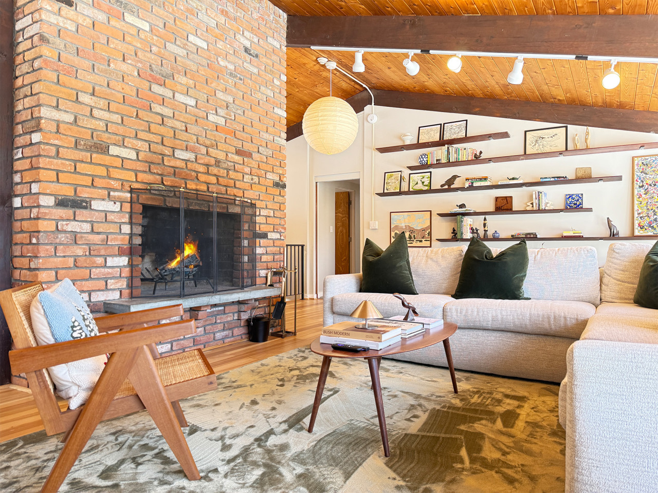 Halcyon House- Sauna, Fireplace, Central!