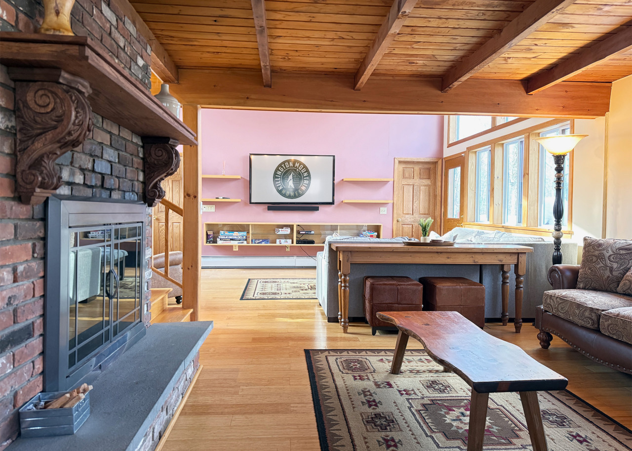 Tanglewood Ski Chalet- Hot tub, Spacious, Near Resort
