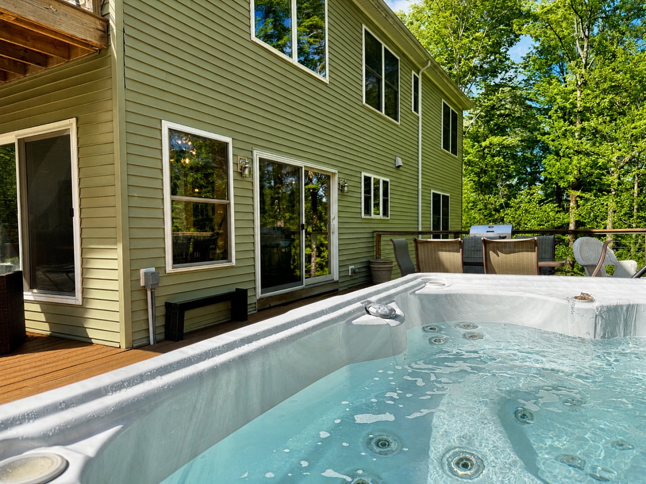 snowshack hottub & Deck 1