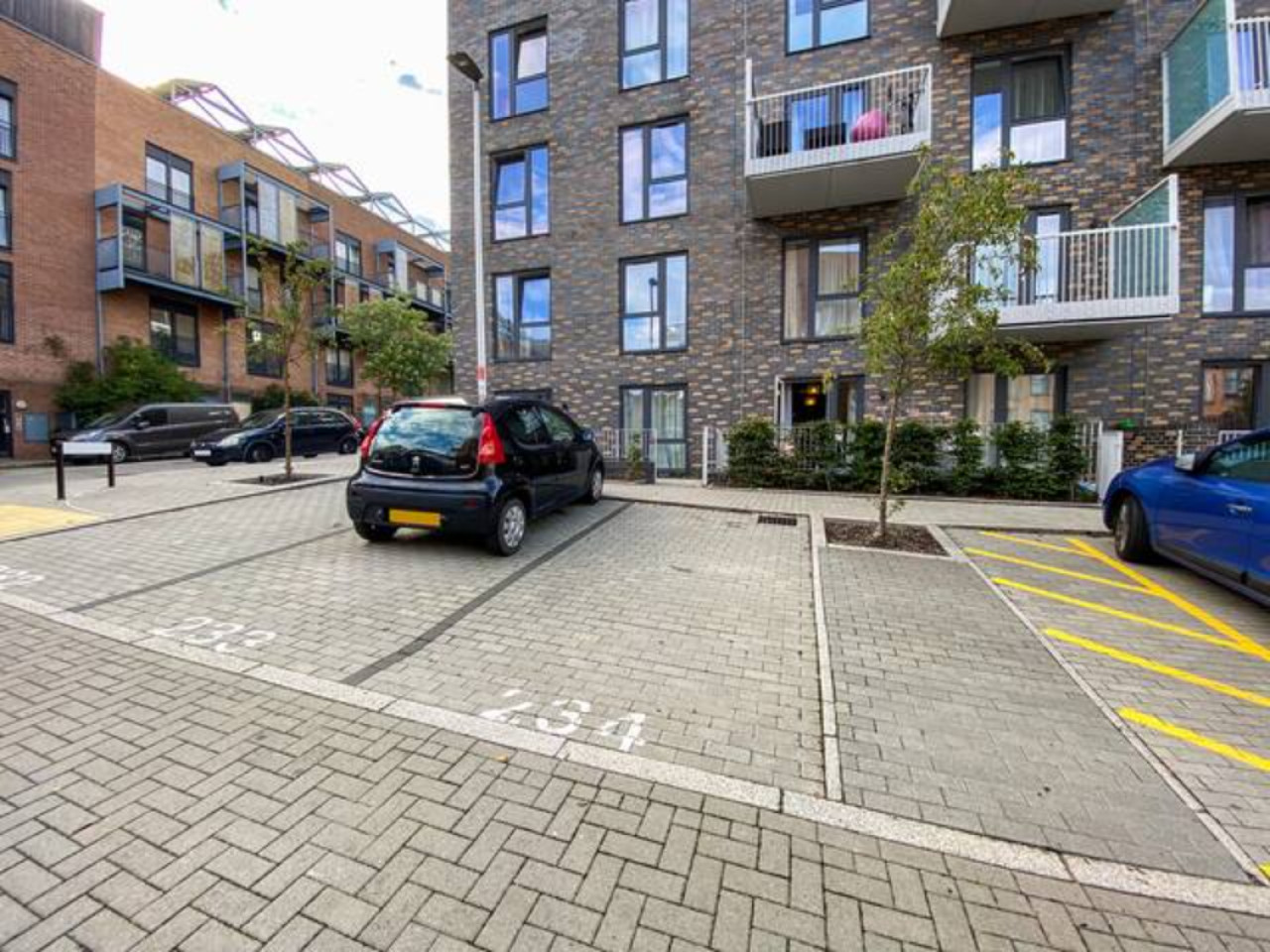 Beautiful Apartment • City Centre • Balcony • Free Parking • Fast WiFi • Smart TV in Henrietta Way Flat 1, Houston Court - Property image 18 - VivreStays