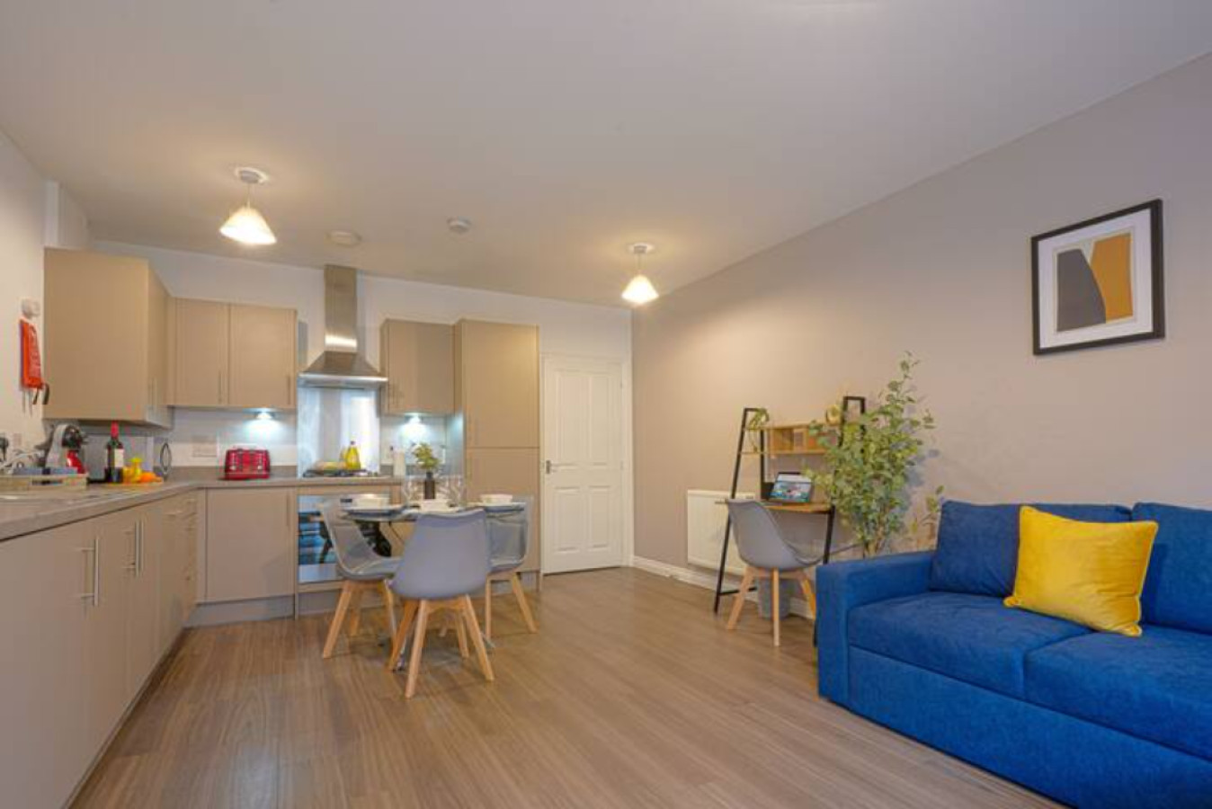 Beautiful Apartment • City Centre • Balcony • Free Parking • Fast WiFi • Smart TV in Henrietta Way Flat 1, Houston Court - Property image 9 - VivreStays