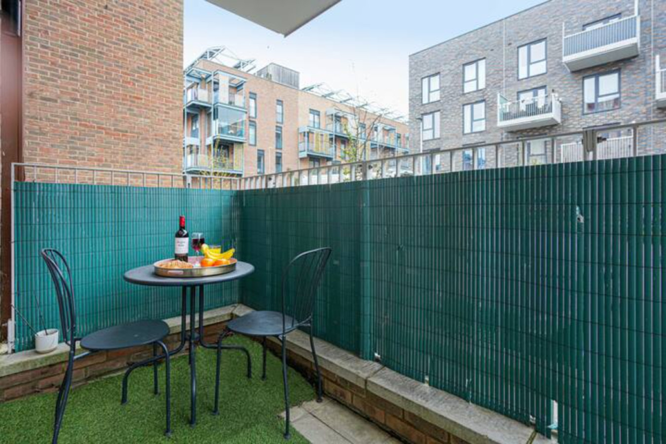 Beautiful Apartment • City Centre • Balcony • Free Parking • Fast WiFi • Smart TV in Henrietta Way Flat 1, Houston Court - Property image 16 - VivreStays