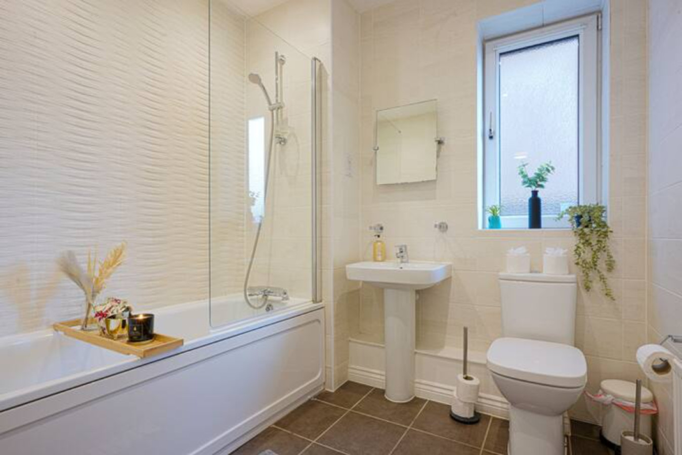Beautiful Apartment • City Centre • Balcony • Free Parking • Fast WiFi • Smart TV in Henrietta Way Flat 1, Houston Court - Property image 6 - VivreStays