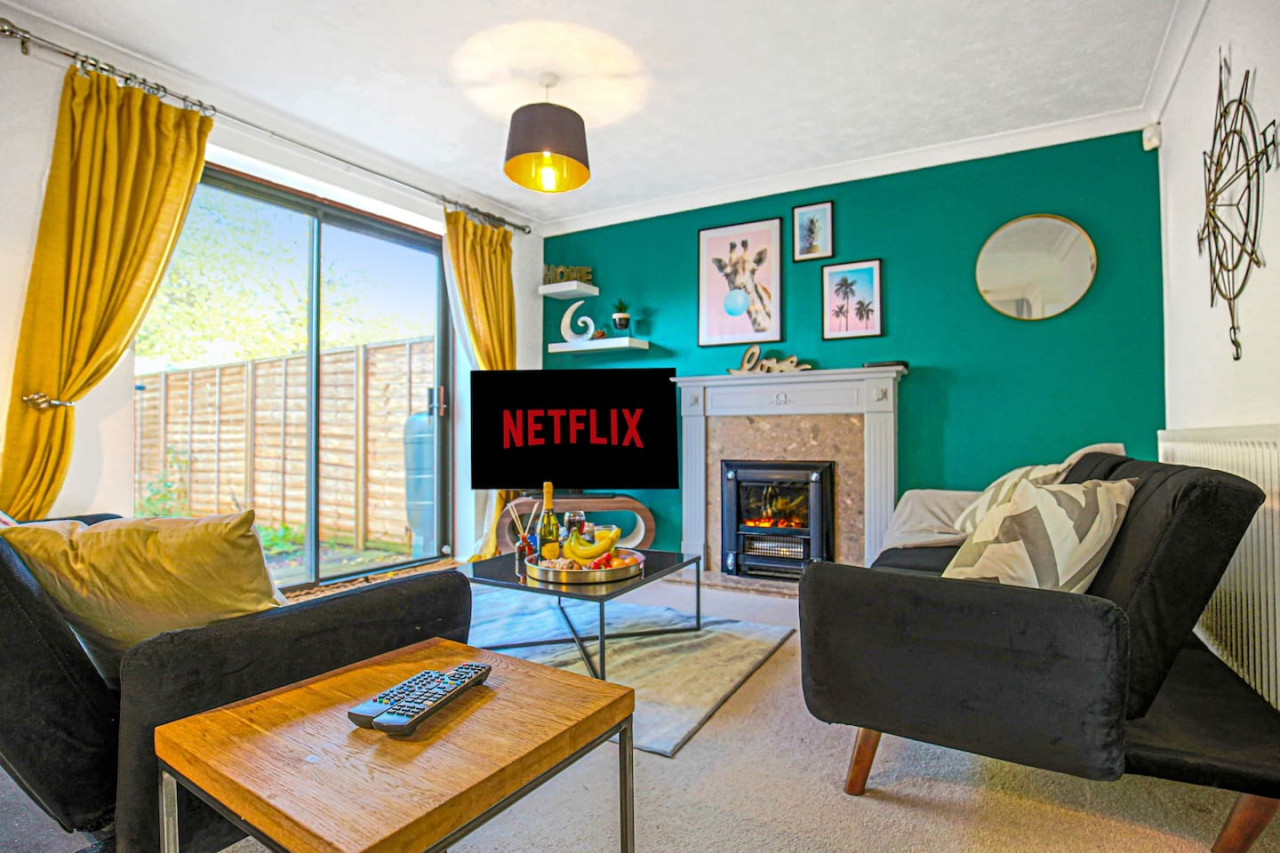 City Centre House • Pool Table • Driveway Parking • Sky TV • Fast Wifi in 54 The Oval - Property image 2 - VivreStays