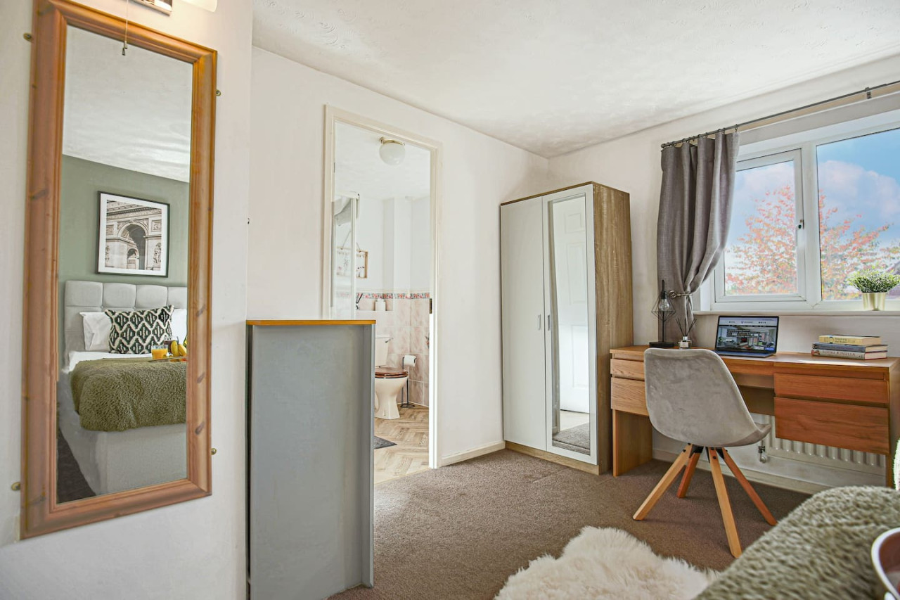 City Centre House • Pool Table • Driveway Parking • Sky TV • Fast Wifi in 54 The Oval - Property image 11 - VivreStays