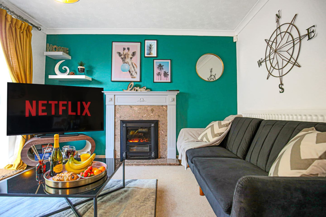 City Centre House • Pool Table • Driveway Parking • Sky TV • Fast Wifi in 54 The Oval - Property image 3 - VivreStays
