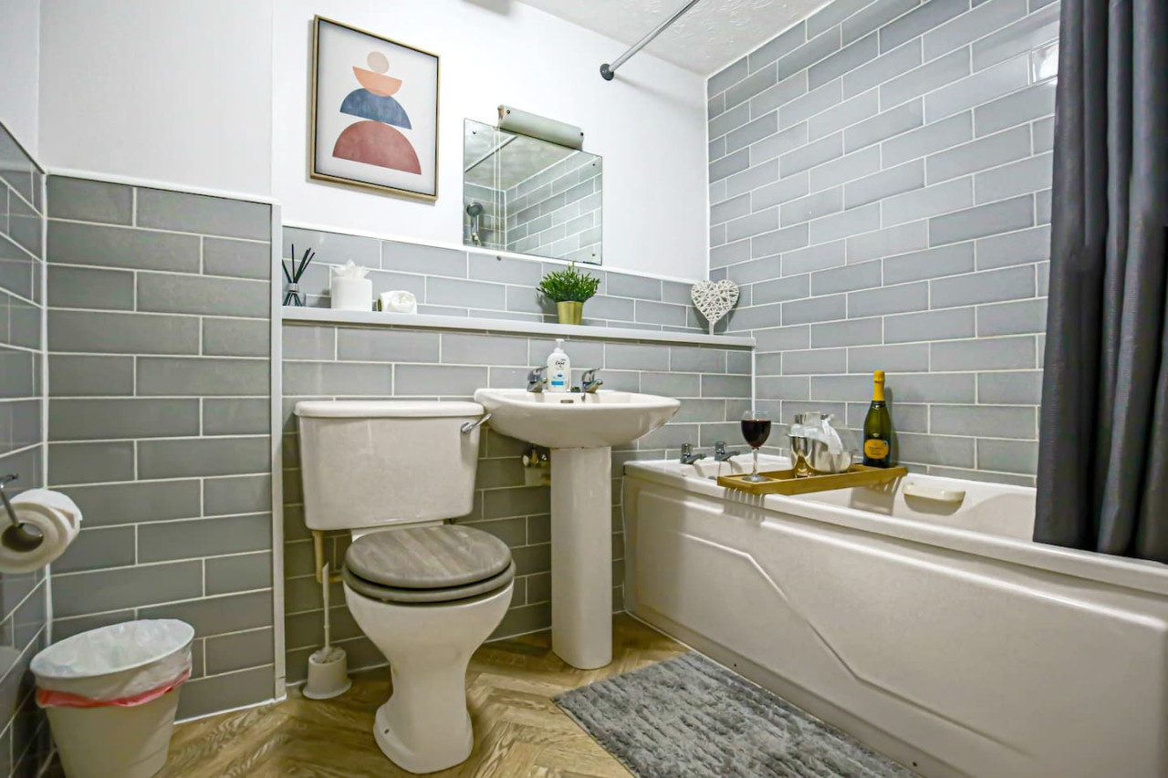 City Centre House • Pool Table • Driveway Parking • Sky TV • Fast Wifi in 54 The Oval - Property image 18 - VivreStays