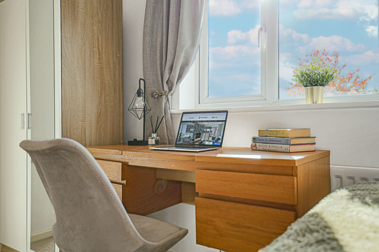 City Centre House • Pool Table • Driveway Parking • Sky TV • Fast Wifi in 54 The Oval - Property image 8 - VivreStays