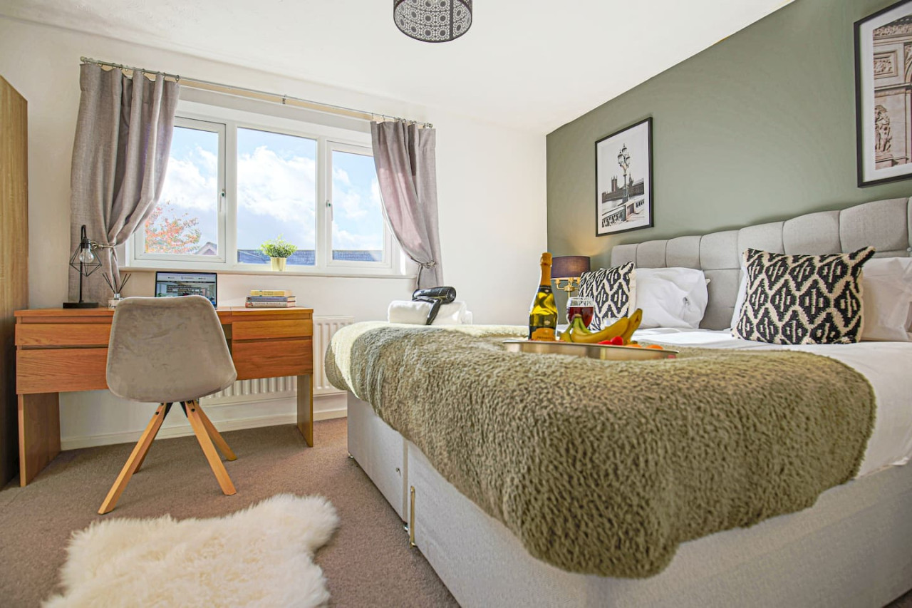 City Centre House • Pool Table • Driveway Parking • Sky TV • Fast Wifi in 54 The Oval - Property image 6 - VivreStays