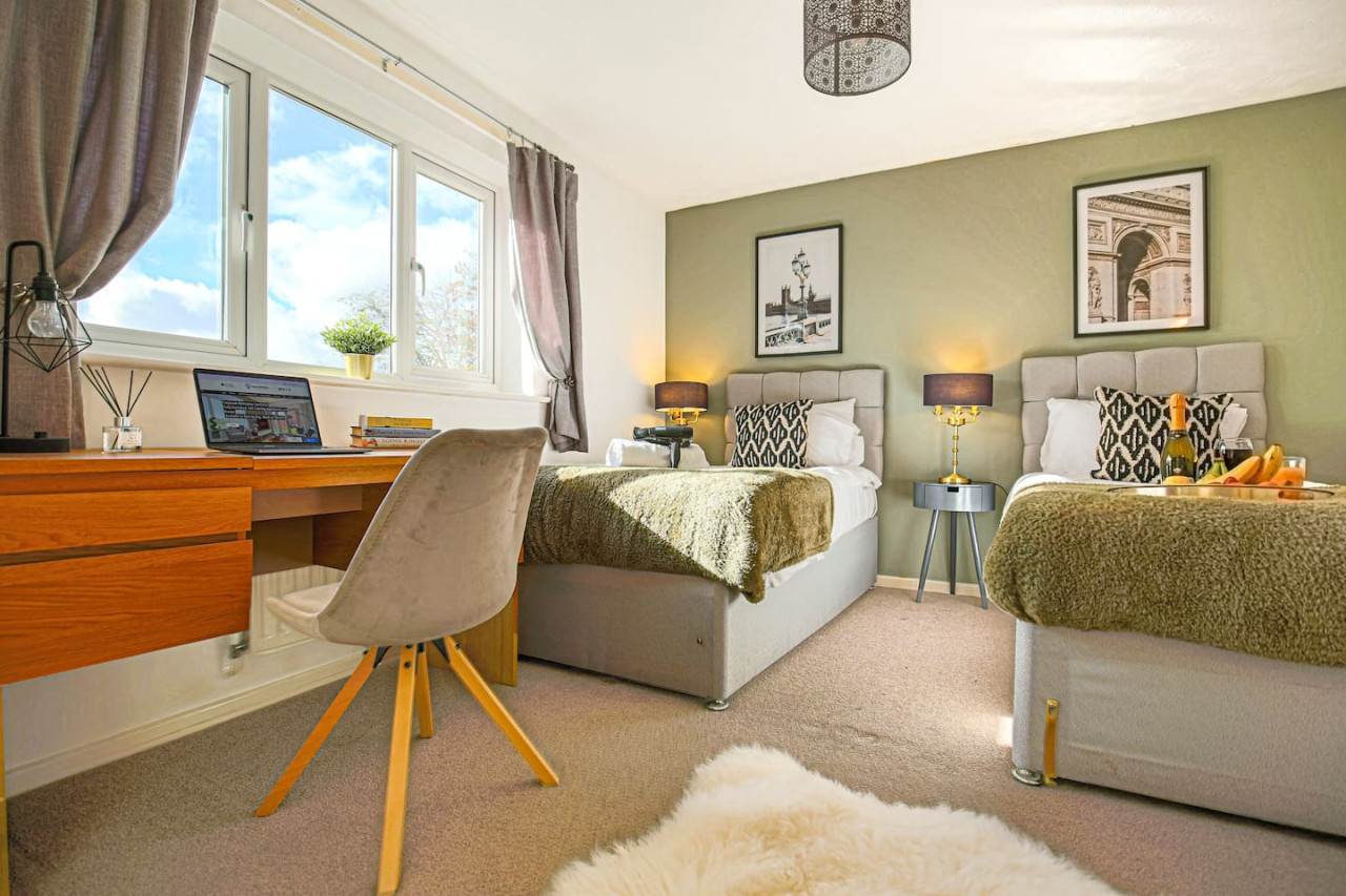City Centre House • Pool Table • Driveway Parking • Sky TV • Fast Wifi in 54 The Oval - Property image 5 - VivreStays