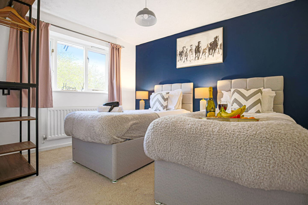 City Centre House • Pool Table • Driveway Parking • Sky TV • Fast Wifi in 54 The Oval - Property image 14 - VivreStays
