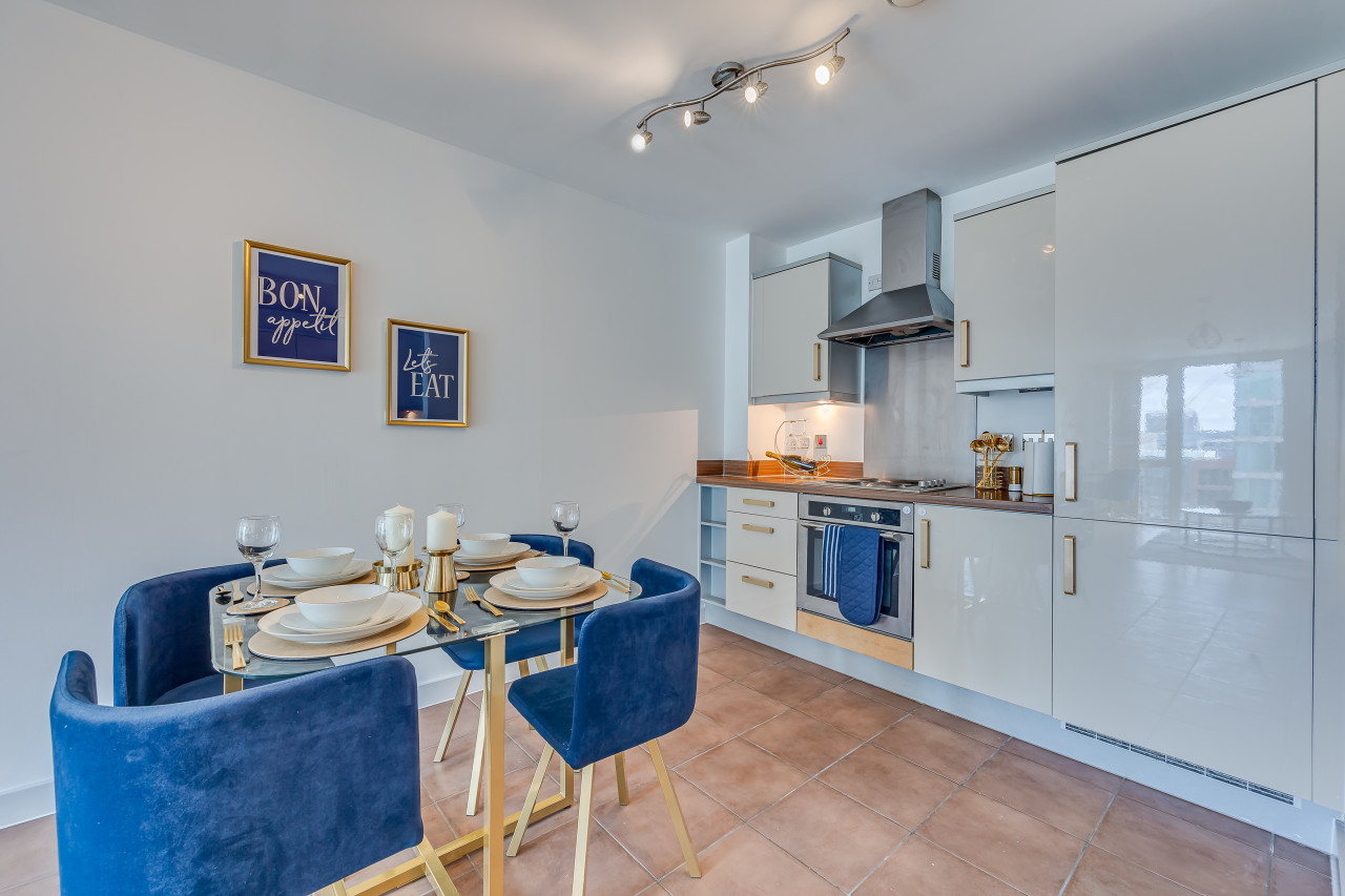 Stunning City Centre Apartment • Balcony • Free Parking • Fast Wifi • Self-Check-In in Dakota House, 50 Mortimer Square Flat 41, Dakota House - Property image 16 - VivreStays