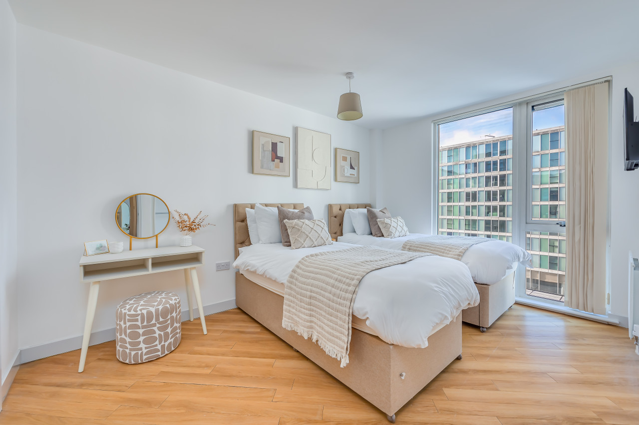 Stunning City Centre Apartment • Balcony • Free Parking • Fast Wifi • Self-Check-In in Dakota House, 50 Mortimer Square Flat 41, Dakota House - Property image 2 - VivreStays