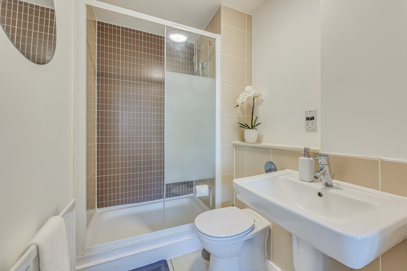 Stunning City Centre Apartment • Balcony • Free Parking • Fast Wifi • Self-Check-In in Dakota House, 50 Mortimer Square Flat 41, Dakota House - Property image 4 - VivreStays