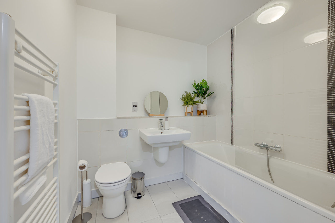 Stunning City Centre Apartment • Balcony • Free Parking • Fast Wifi • Self-Check-In in Dakota House, 50 Mortimer Square Flat 41, Dakota House - Property image 9 - VivreStays
