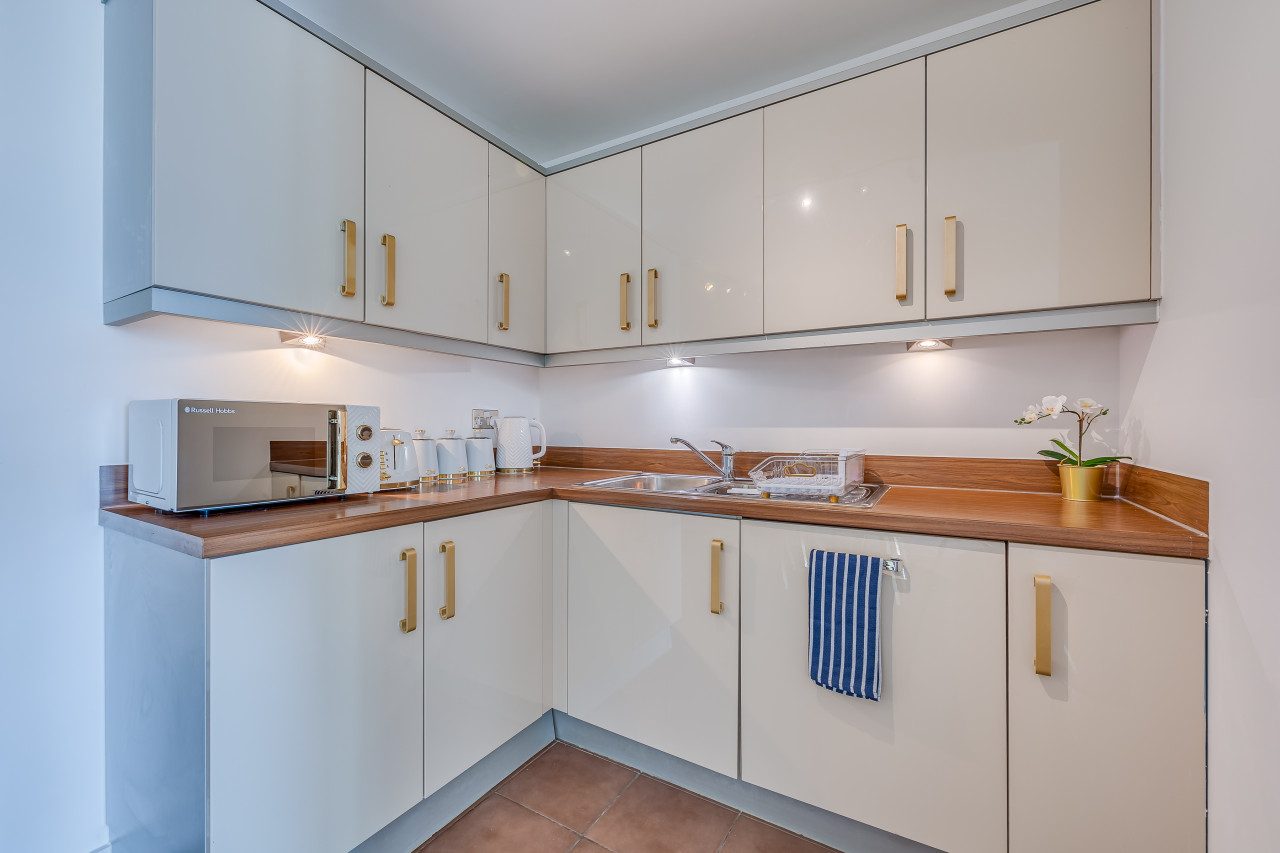 Stunning City Centre Apartment • Balcony • Free Parking • Fast Wifi • Self-Check-In in Dakota House, 50 Mortimer Square Flat 41, Dakota House - Property image 17 - VivreStays