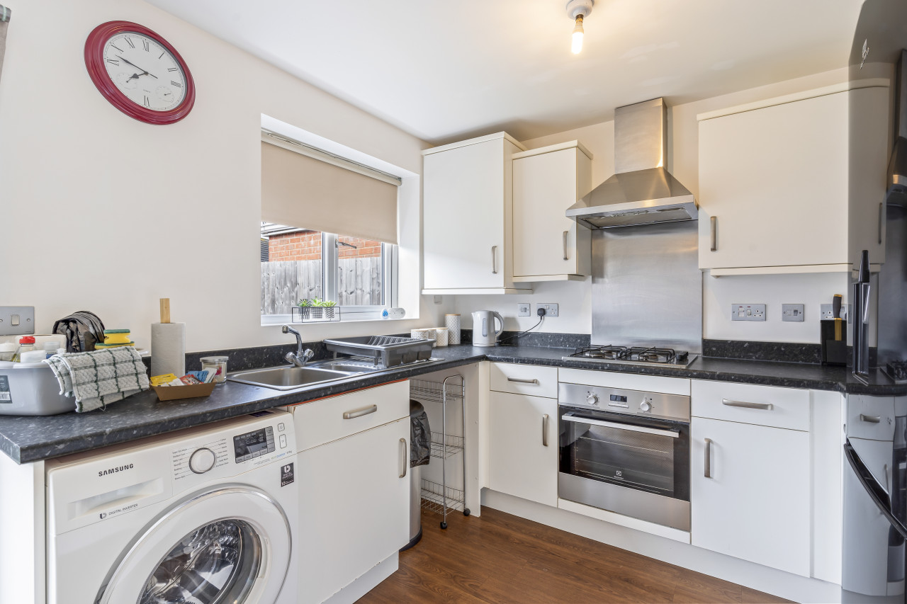 Charming House with Free Parking, Fast WiFi and Smart TV by Yoko Property in 25 Batchelor Close - Property image 18 - VivreStays